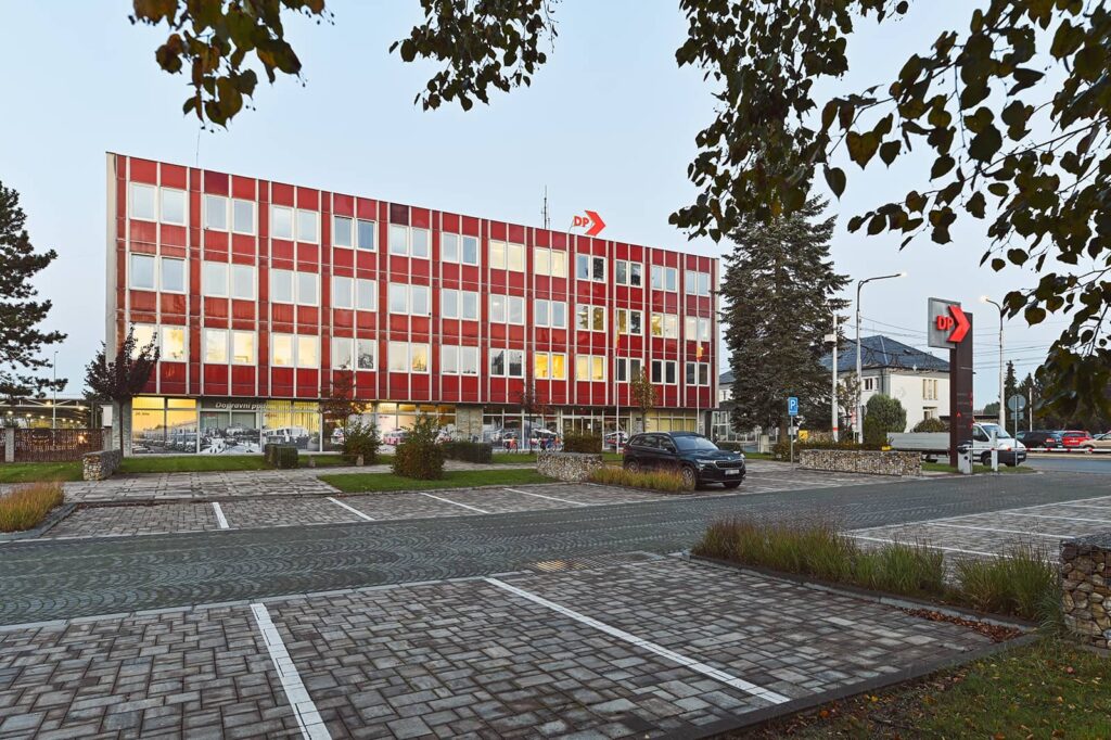 Přední pohled na budovu s parkovištěm Dopravního podniku na Pouchovské ulici