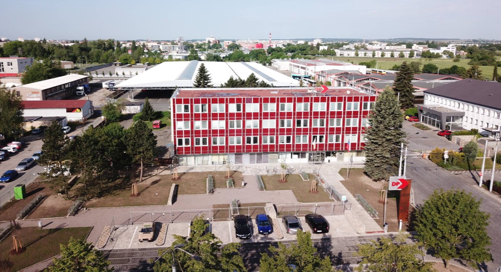 Letecký pohled na budovu a areál Dopravního podniku v Pouchovské ulici v roce 2022