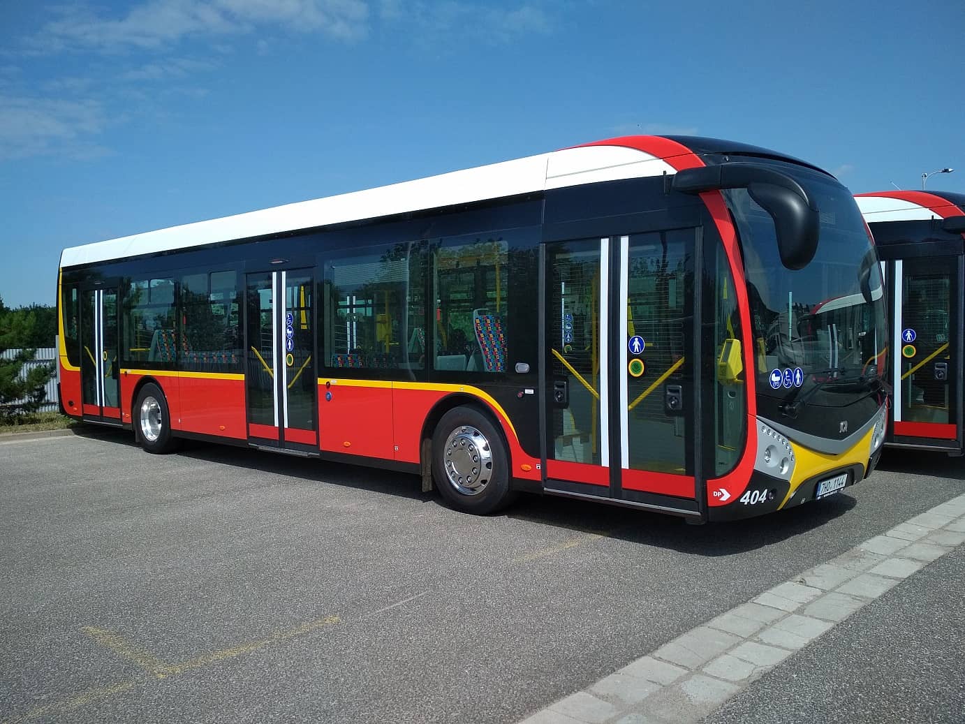 Pohled na zaparkovaný elektrobus SOR NS12 Electric