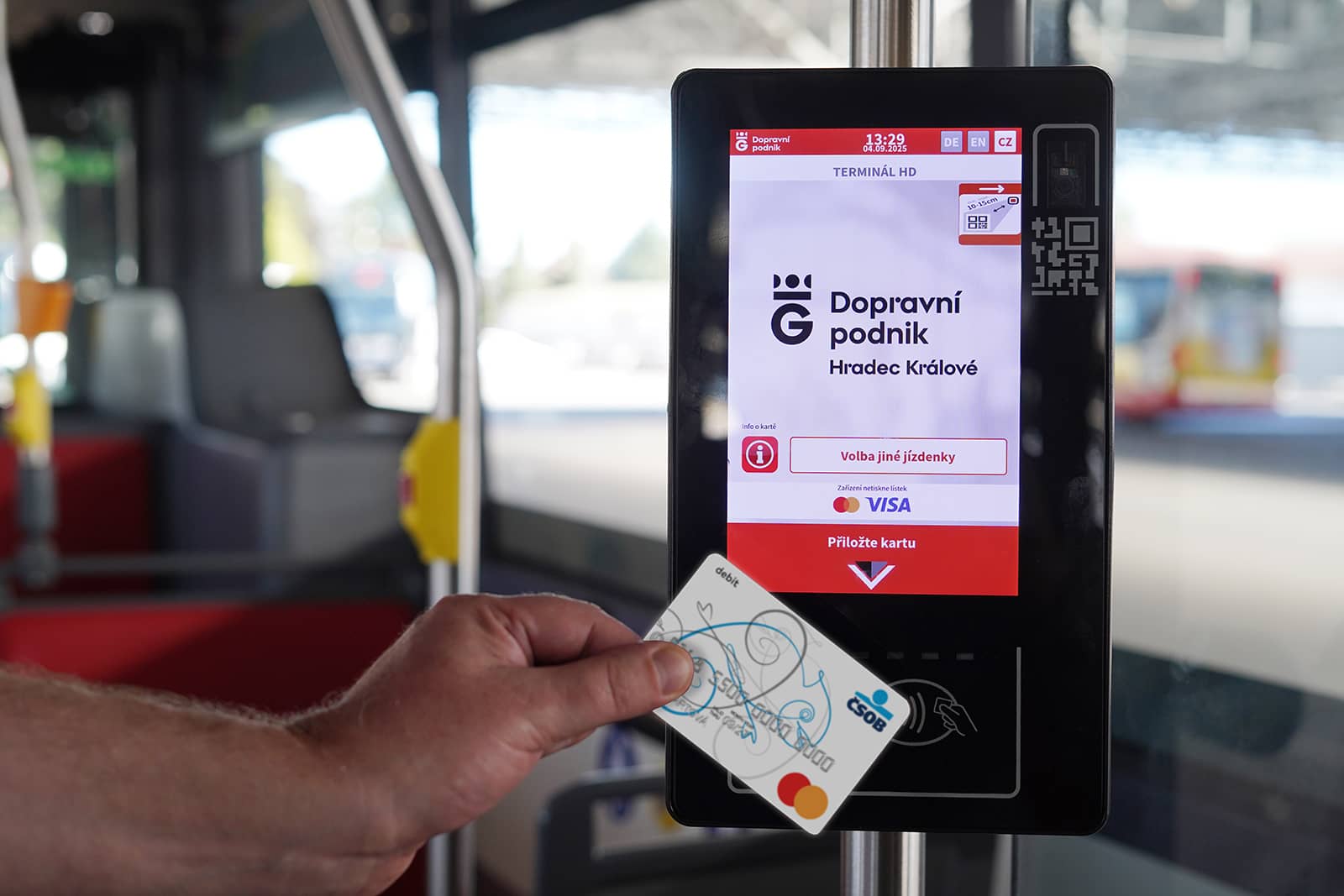 Nákup jízdenky v MHD platební kartou přiložením k odbavovacímu systému