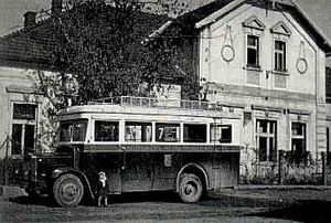 Historická fotografie autobusu Škoda před hospodou U Čechů