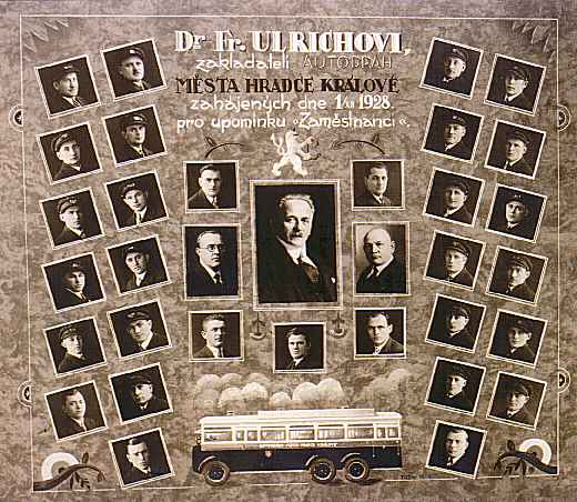 Historické tablo se zakladatelem autodrah HK Dr. Fr. Ulrichem a zaměstnanci z roku 1928