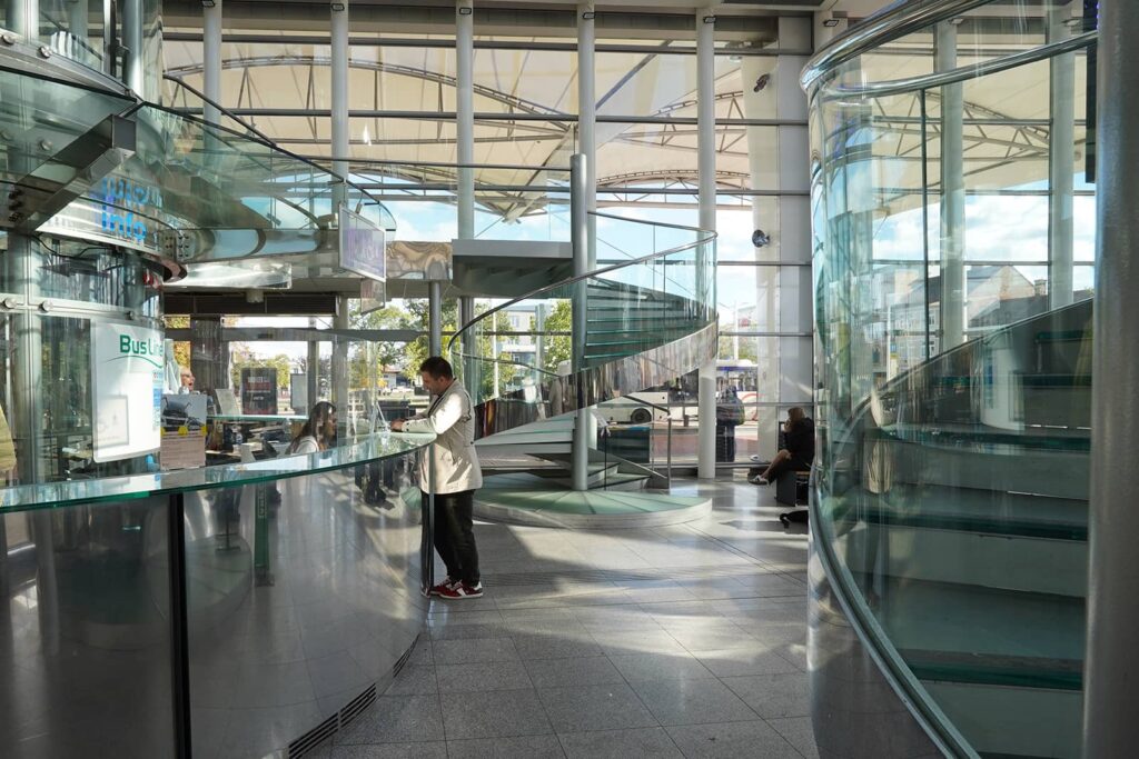 Zákazník v zákaznickém centru v hale MHD HK na Terminále hromadné dopravy