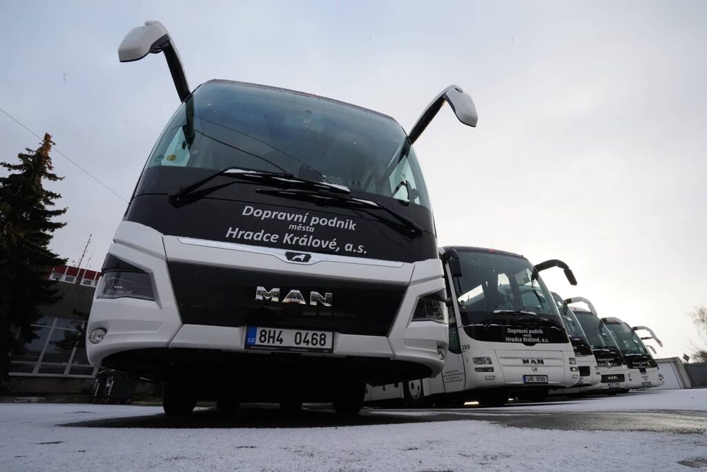 Autobusy zájezdové dopravy na parkovišti v areálu Dopravního podniku