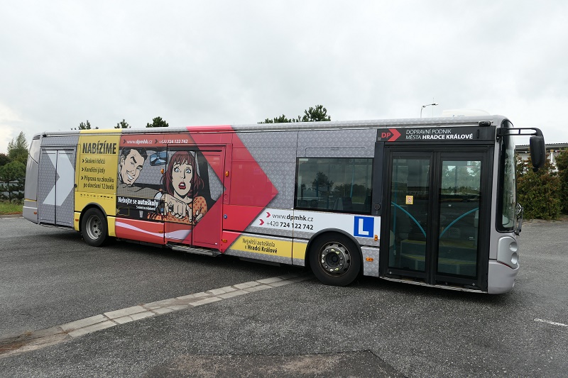 Vozidlo autoškoly - autobus Iveco MHD HK na parkovišti