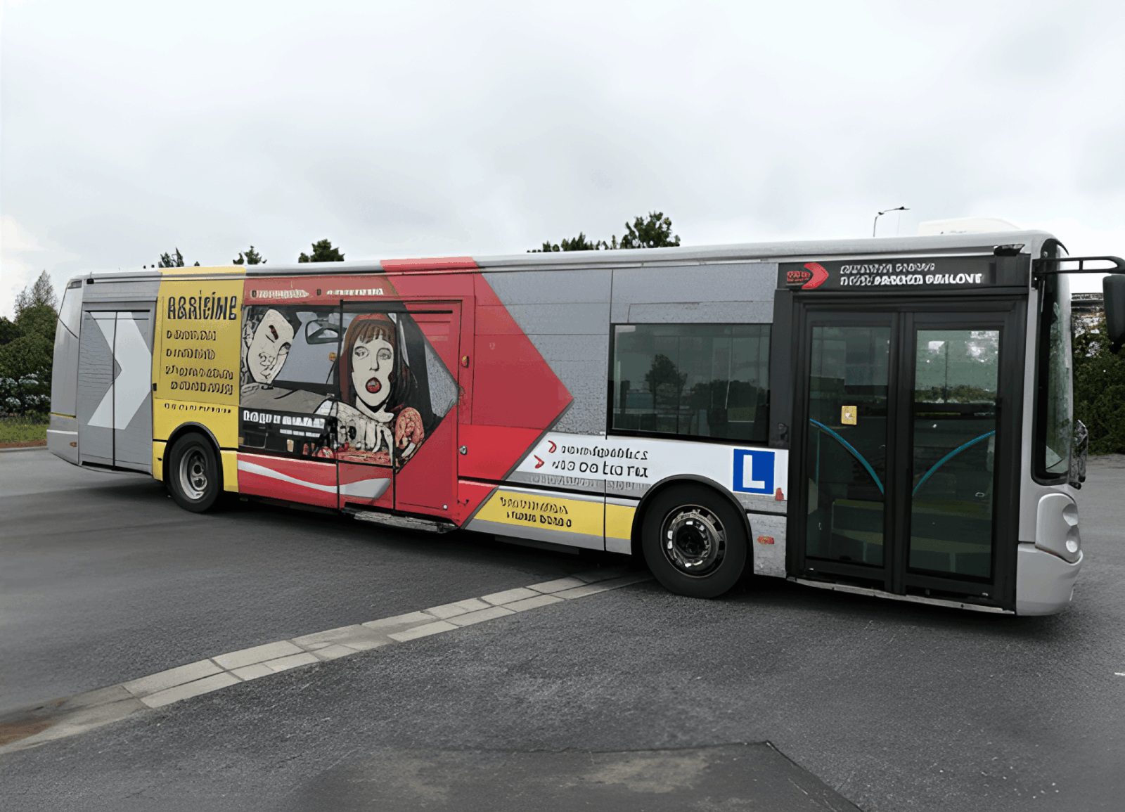 Vozidlo autoškoly - autobus Iveco MHD HK na parkovišti