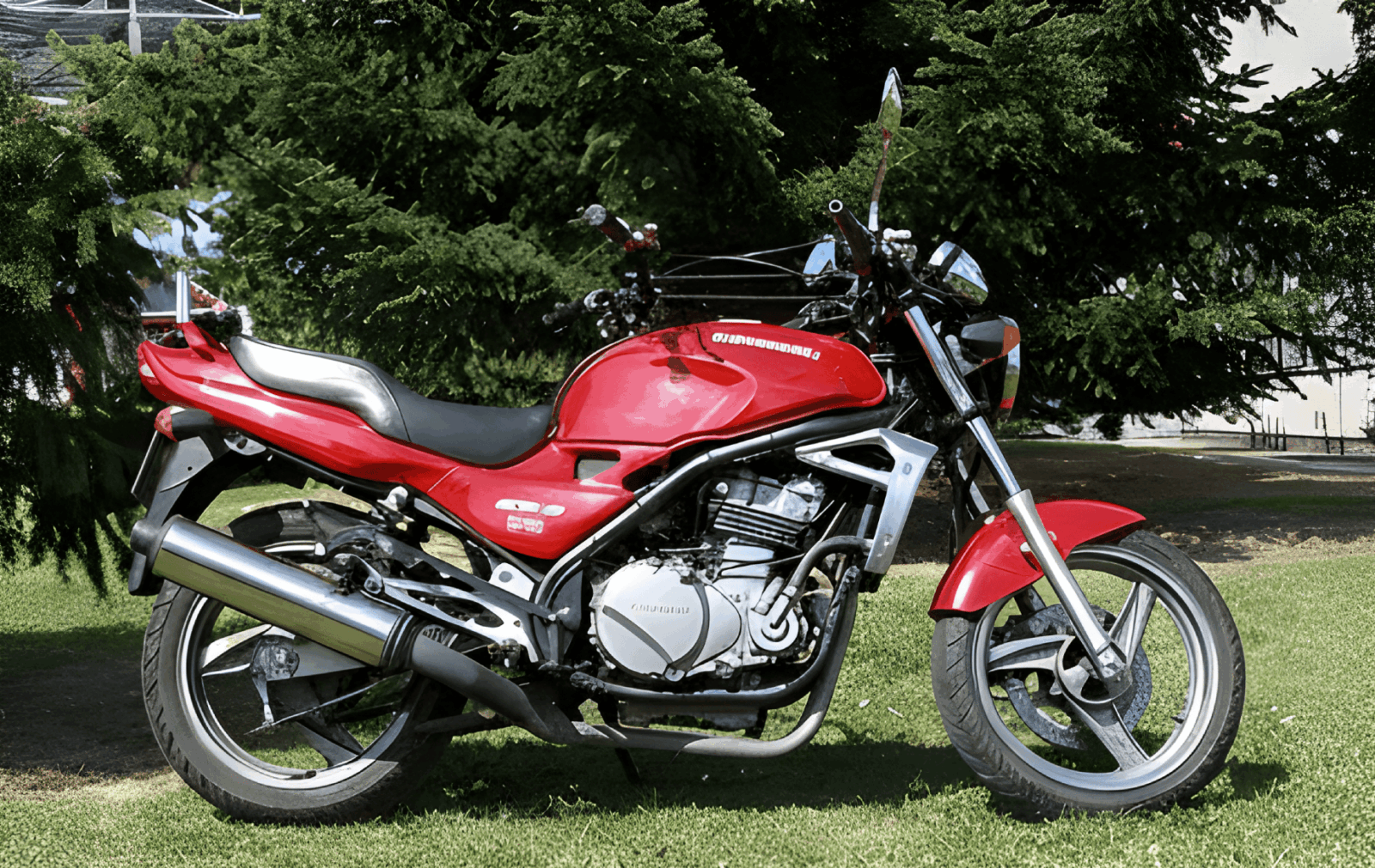 Vozidlo autoškoly - motocykl Kawasaki na trávníku u autoškoly