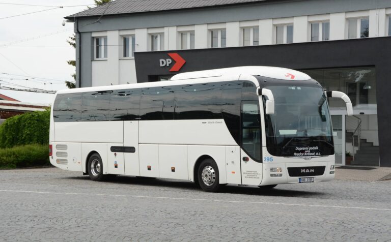 Autobus zájezdové dopravy před dispečinkem MHD HK