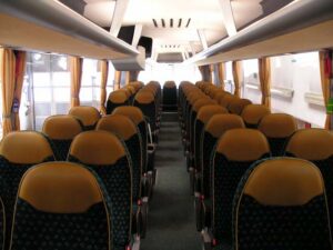 Pohled na sedačky v autobusu zájezdové dopravy