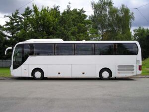 Autobus zájezdové dopravy zaparkovaný na parkovišti, boční pohled