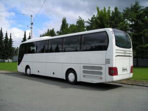 Autobus zájezdové dopravy zaparkovaný na parkovišti, zadní pohled