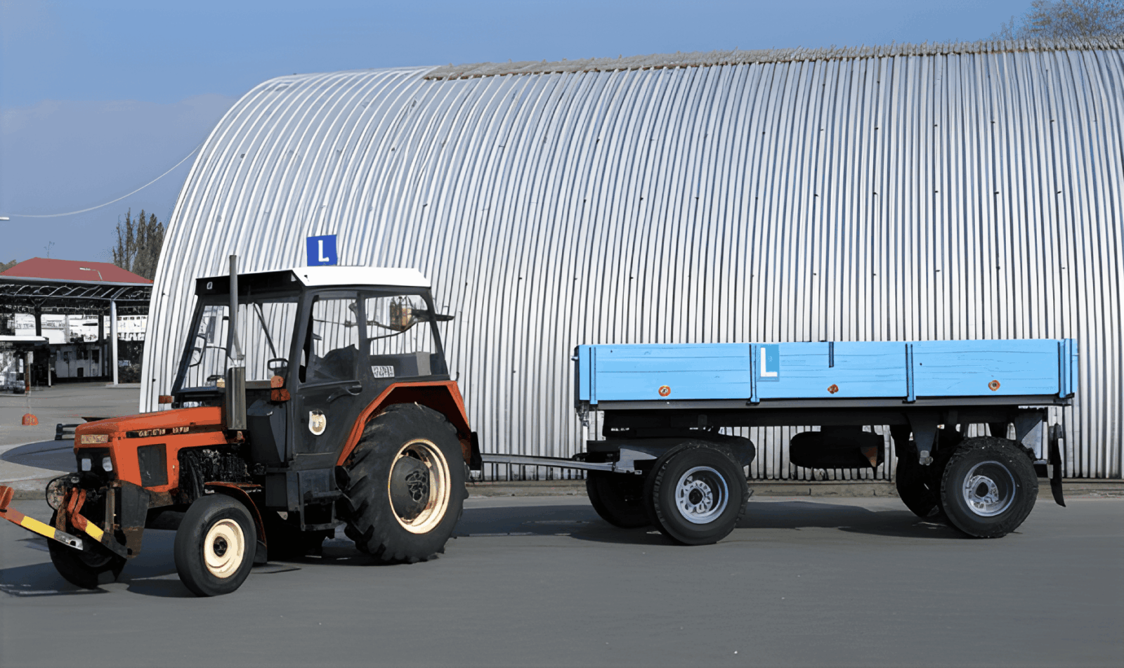 Vozidlo autoškoly - traktor s přívěsem na parkovišti