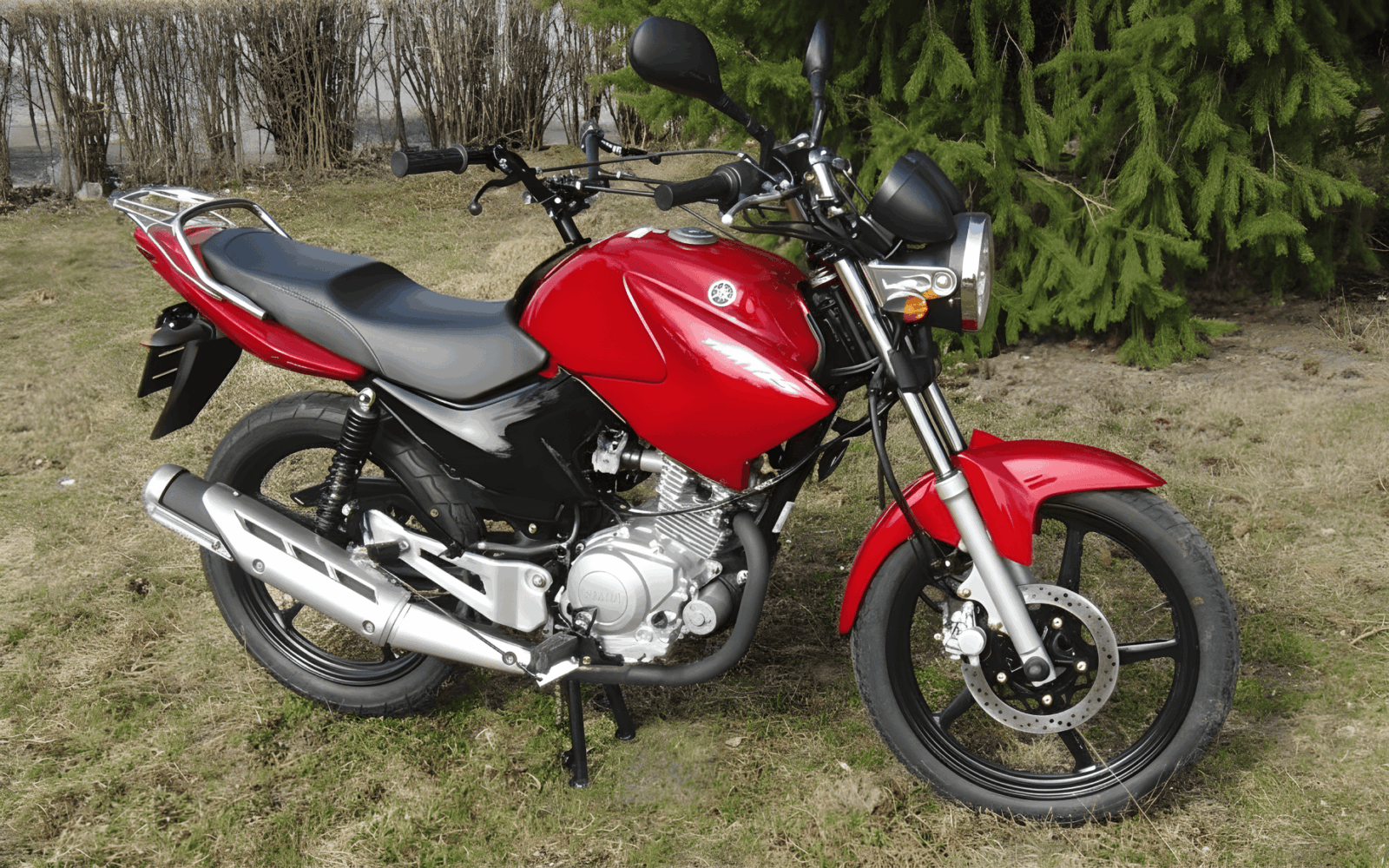 Vozidlo autoškoly - motocykl Yamaha na trávníku u autoškoly