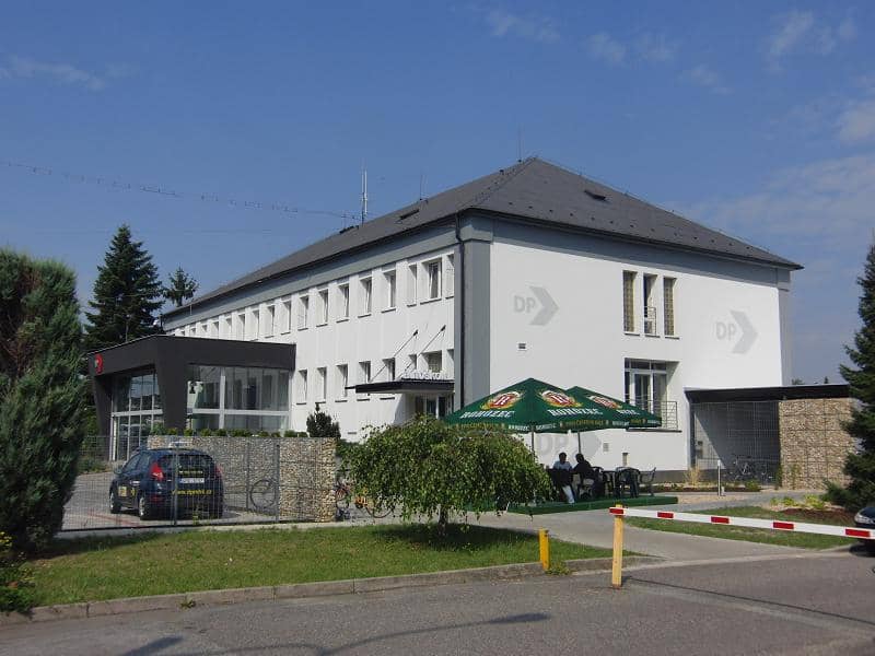 Budova dispečinku a autoškoly, pohled od silnice