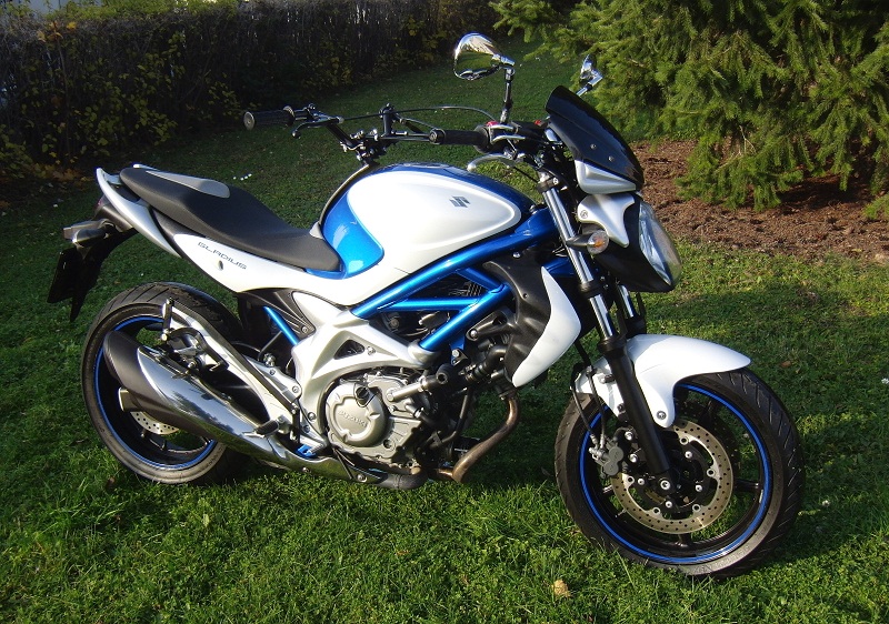 Vozidlo autoškoly - motocykl Gladius na trávníku u autoškoly