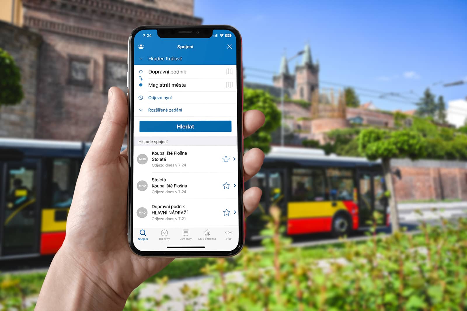 Mobilní telefon se spuštěnou aplikací IDOS s hledáním spojů DPMHK