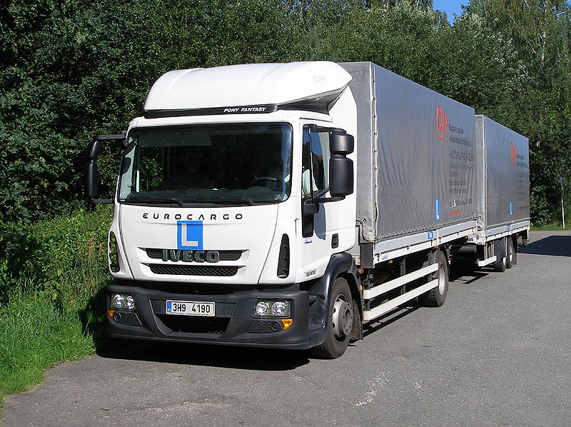 Vozidlo autoškoly - nákladní vůz Iveco s přívěsem na parkovišti