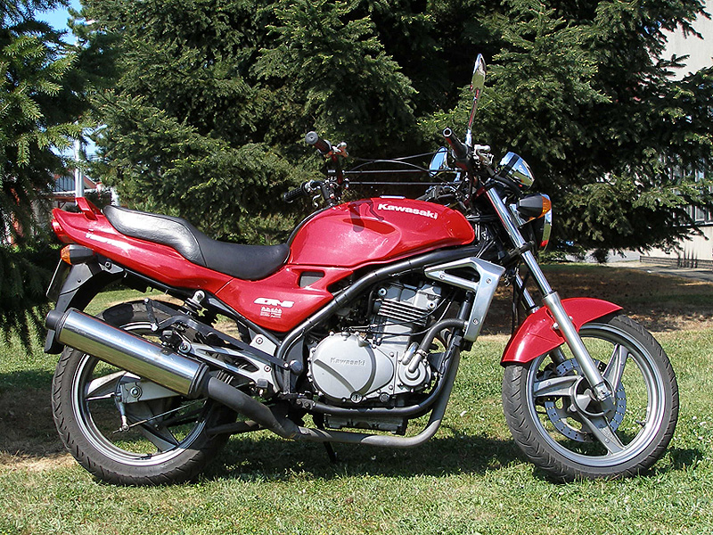 Vozidlo autoškoly - motocykl Kawasaki na trávníku u autoškoly