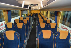 Pohled na sedačky v autobusu zájezdové dopravy