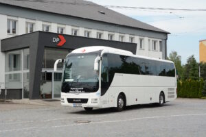 Autobus zájezdové dopravy před dispečinkem MHD HK