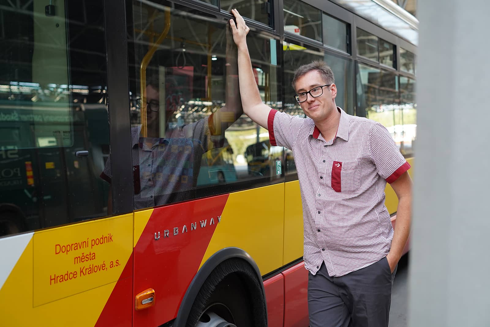 Řidič MHD HK u autobusu dopravního podniku