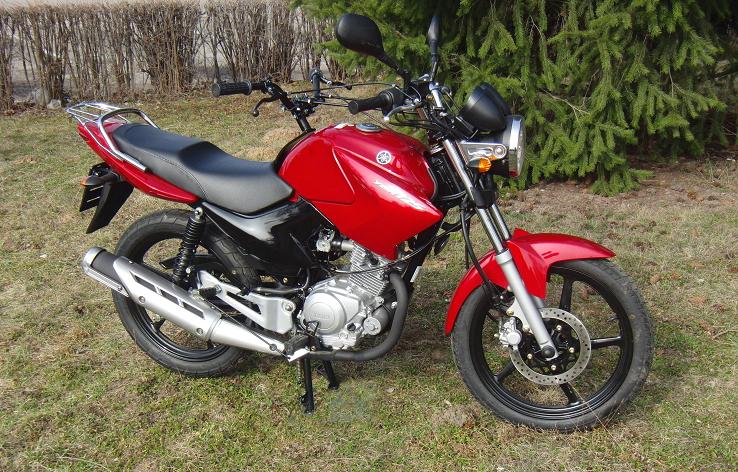 Vozidlo autoškoly - motocykl Yamaha na trávníku u autoškoly