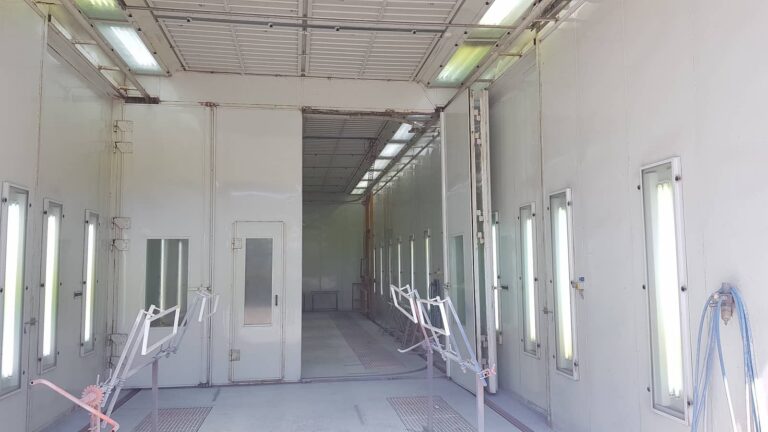 Pohled do lakovny MHD HK