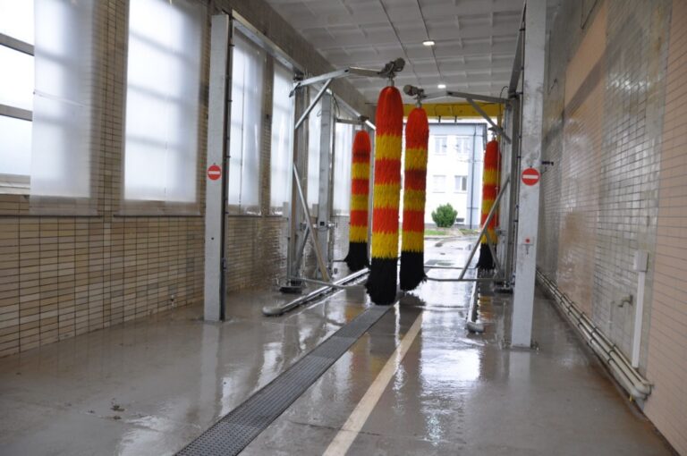 Pohled do myčky vozidel a autobusů v areálu MHD HK