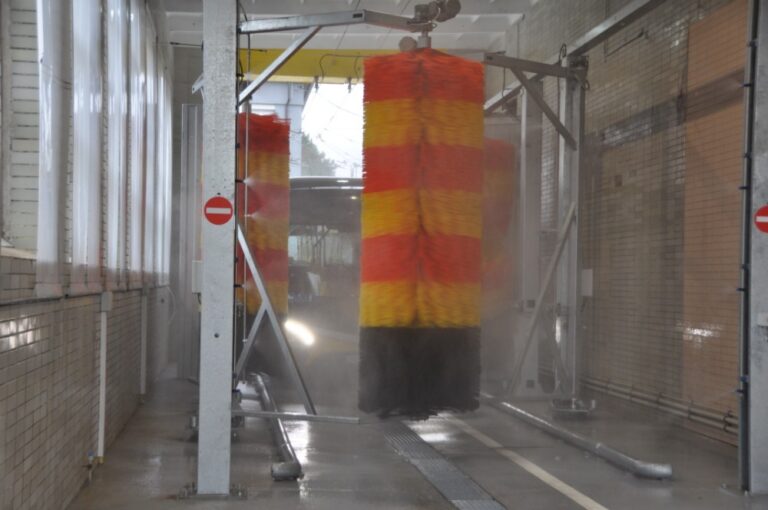 Pohled do myčky vozidel a autobusů v areálu MHD HK