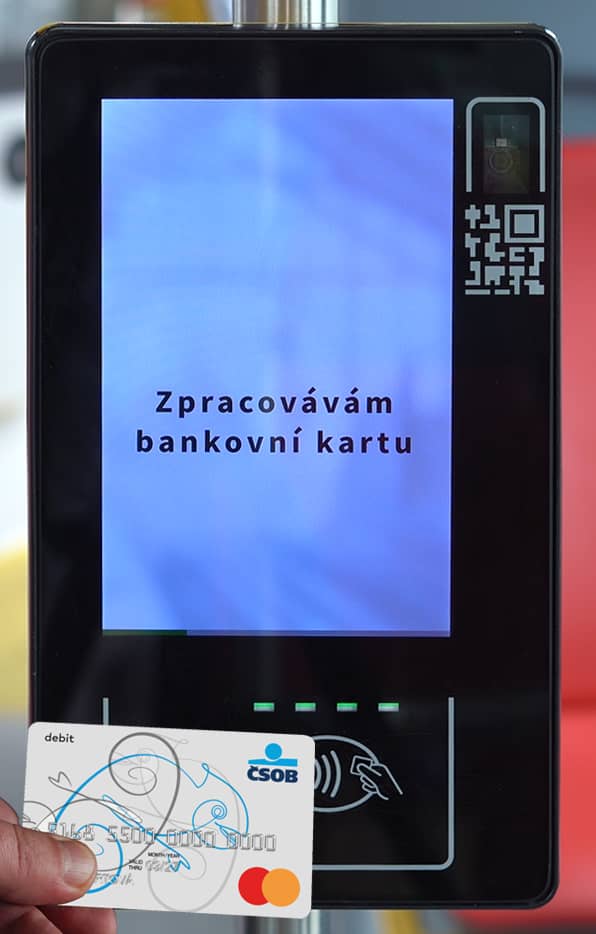 Přiložená bankovní karta k odbavovacímu systému v autobuse MHD HK, který zpracovává bankovní kartu.