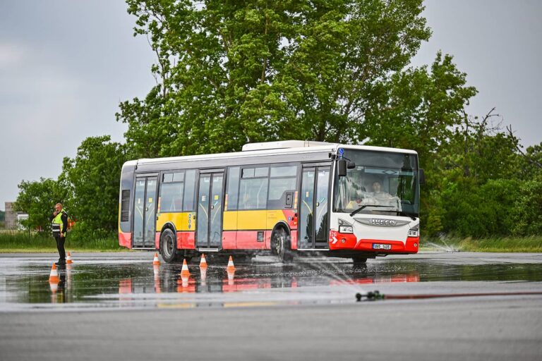 Autobus MHD ve smyku na vodě na cvičném polygonu pod dozorem specialistů