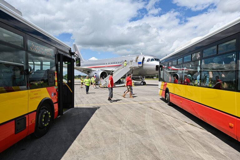 Autobusy MHD a vládní speciál letoun Boeing na letišti HK