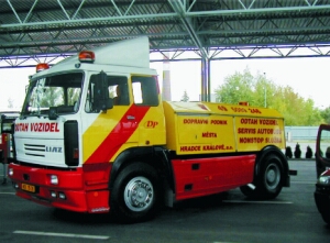 Vozidlo pro odtah vozidel a autobusů na parkovišti v areálu MHD