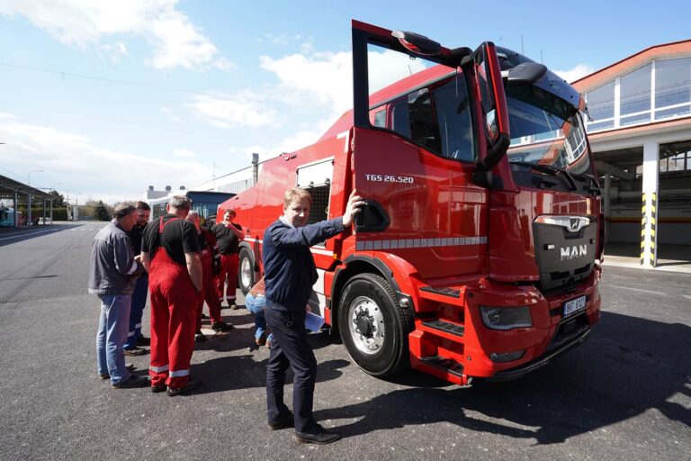 Tahač pro autobusy MHD obklopený zaměstnanci v průběhu školení v areálu DPMHK