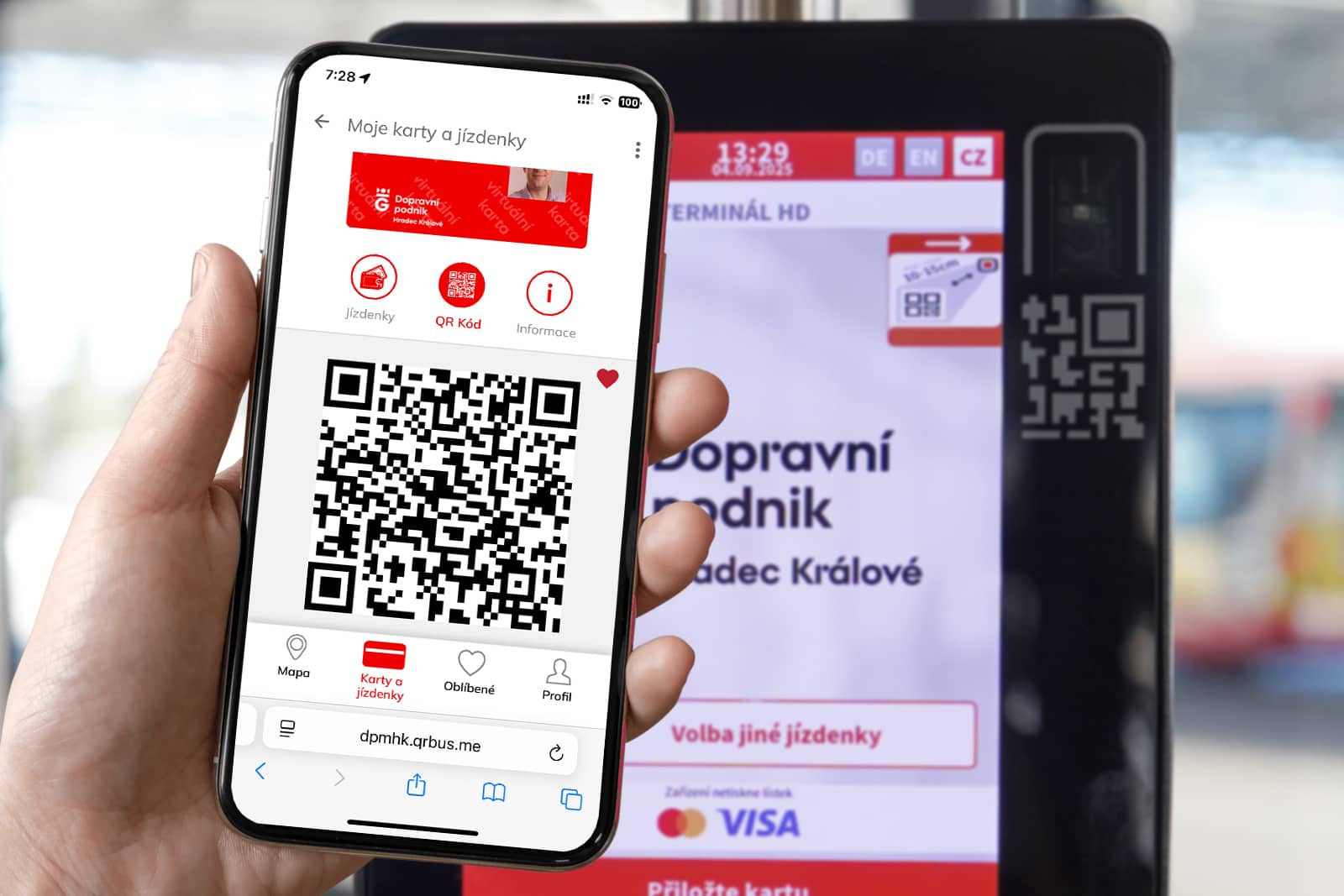 Mobilní telefon se stránkou Klientské zóny s QR kódem