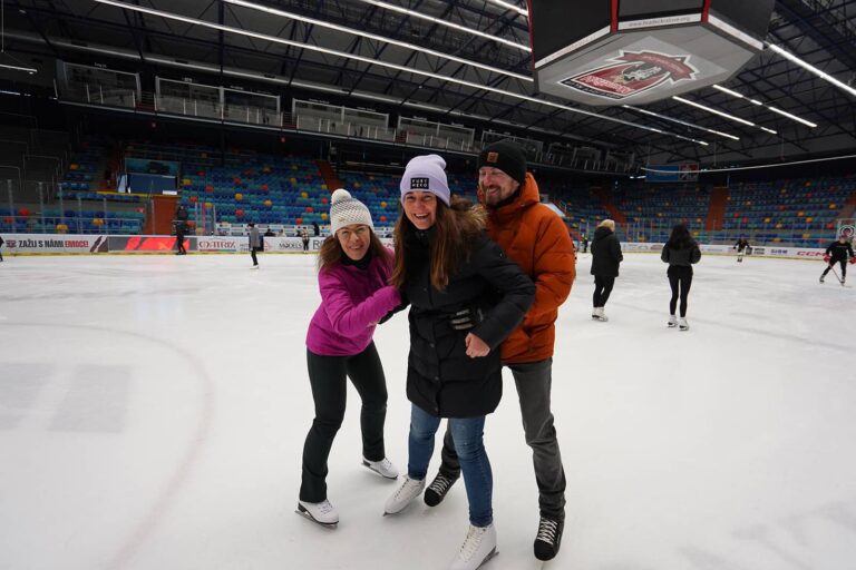 Na bruslení pro zaměstnance ve velké hale zimního stadionu