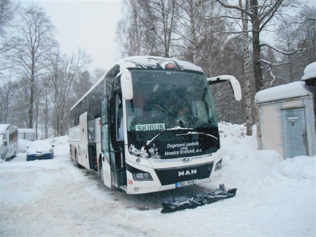 Zasněžený skibus na parkovišti skicentra