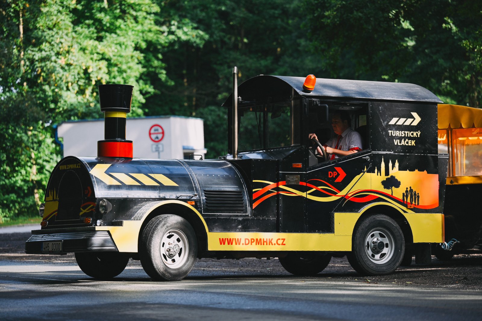 Lokomotiva turistického vláčku na parkovišti u Zděné boudy