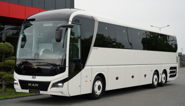 Autobus zájezdové dopravy MAN R08 na parkovišti na zájezdě.