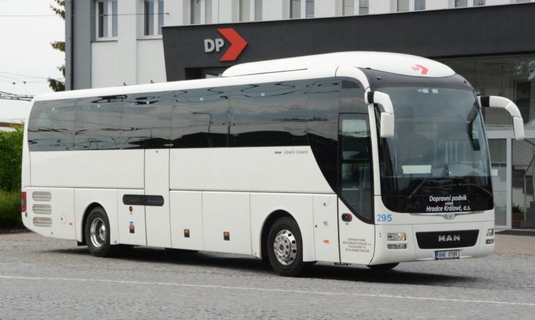 Autobus zájezdové dopravy MAN R07 stojící před budovou dispečinku