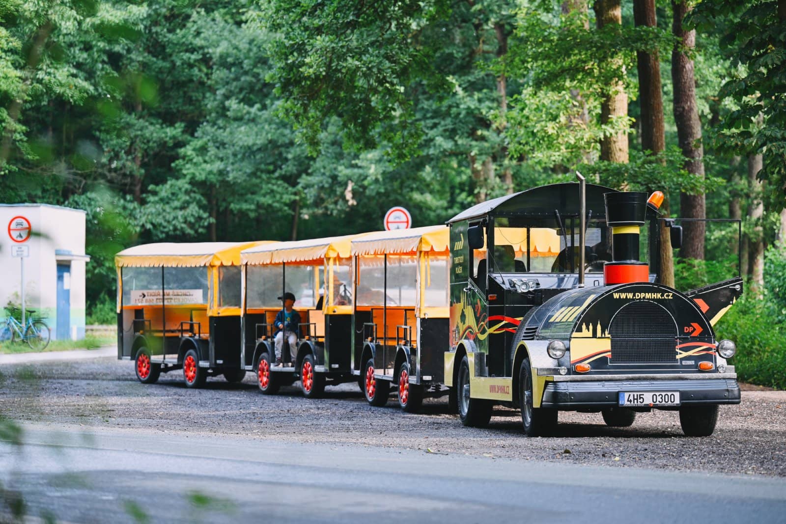 Turistický vláček zaparkovaný u restaurace Zděná bouda.