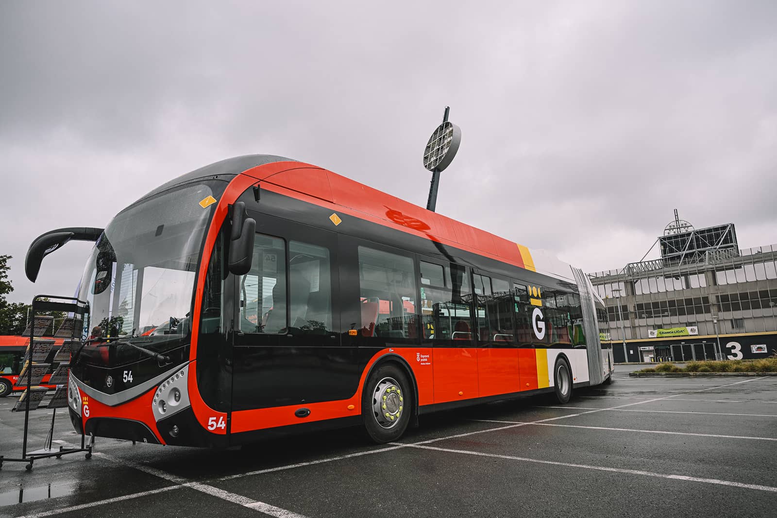 Škoda 32Tr před FINEP arenou