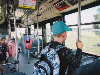 Školák v autobuse hromadné dopravy mířící do školy