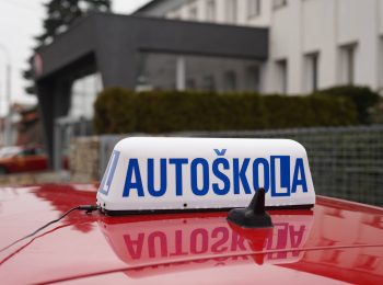 Střešní označník na vozidle autoškoly