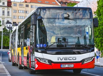 Pohled ze předu na kloubový autobus jedoucí ze zastávky Zimní stadion
