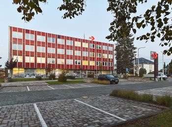 Přední pohled na budovu s parkovištěm Dopravního podniku na Pouchovské ulici