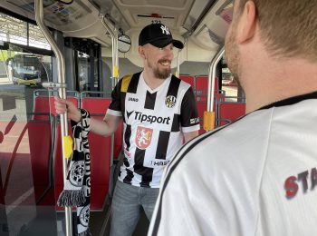 Uvnitř speciálního autobusu jedou fanoušci na fotbalový zápas